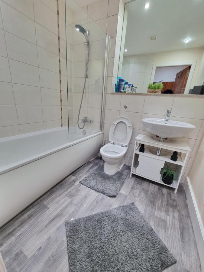 2 Bedroom - City Centre Location - Perfect For Family'S Bradford  Kültér fotó